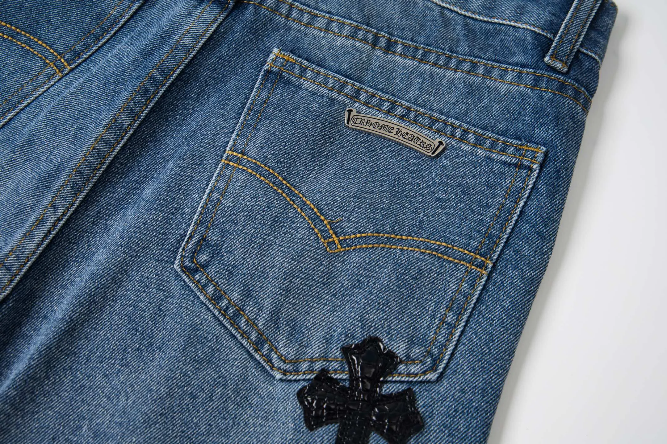 P240 Chrome hearts printed stitched black leather classic washed jeans. Really restores the ultimate vintage texture. Three-dimensional version. Loose and comfortable, not picky on the figure. Looks taller and slimmer. Factory precision. Original factory quality control. Same style for men and women. Can be matched. Versatile recommendation. Must-have jeans for all seasons. Fashionistas have been disappointed. From the quality selection of fabrics, the tailoring of details, and the matching of patterns, they are all impeccable! The upper body is so handsome when worn...it can be easily worn by men, women and children! The craftsmanship is made of heavy-duty washed pure cotton denim fabric. After washing, it is soft and thick. It is very stylish when worn on the body. Style number: 1760# Color: blue Size: 28 30 32 34 36